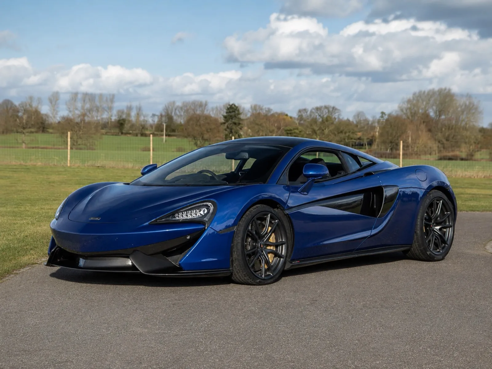 Blauwe McLaren 570S op een parkeerplaats