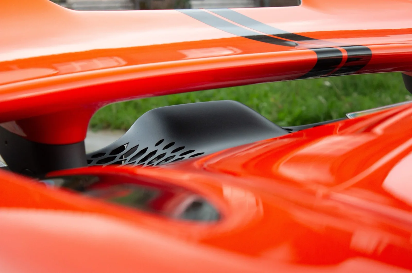 Detail van de achtervleugel van een oranje McLaren
