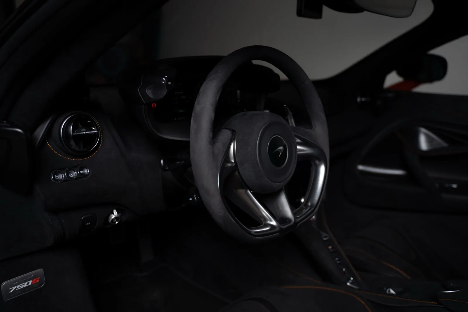 Stuur en dashboard van een supercar in het donker